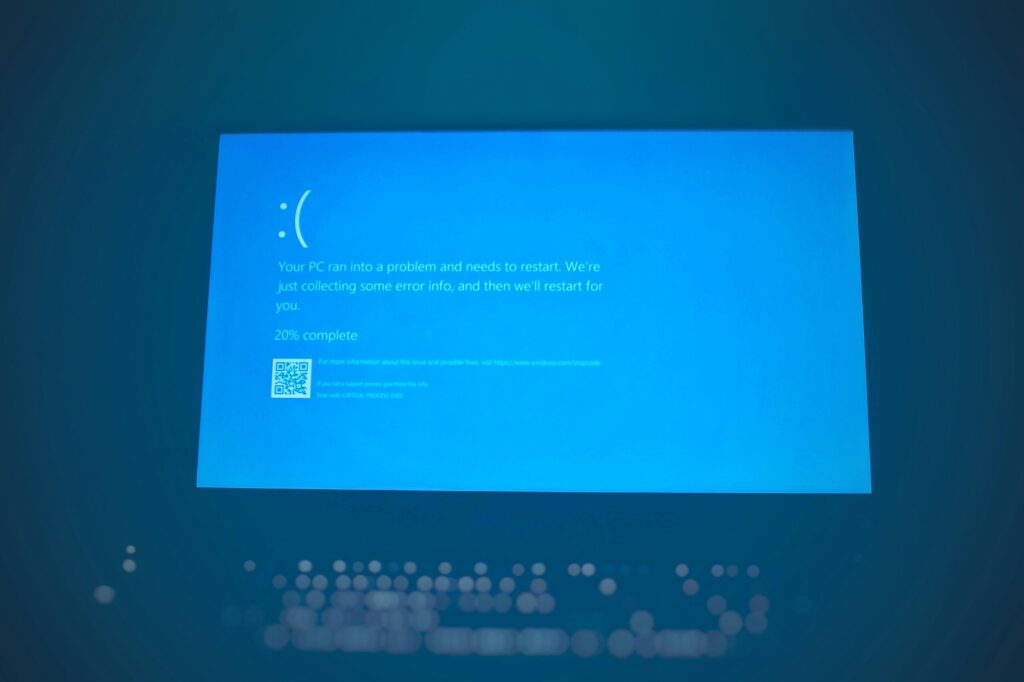 Blue error screen on a computer, illustrating a cyber attack