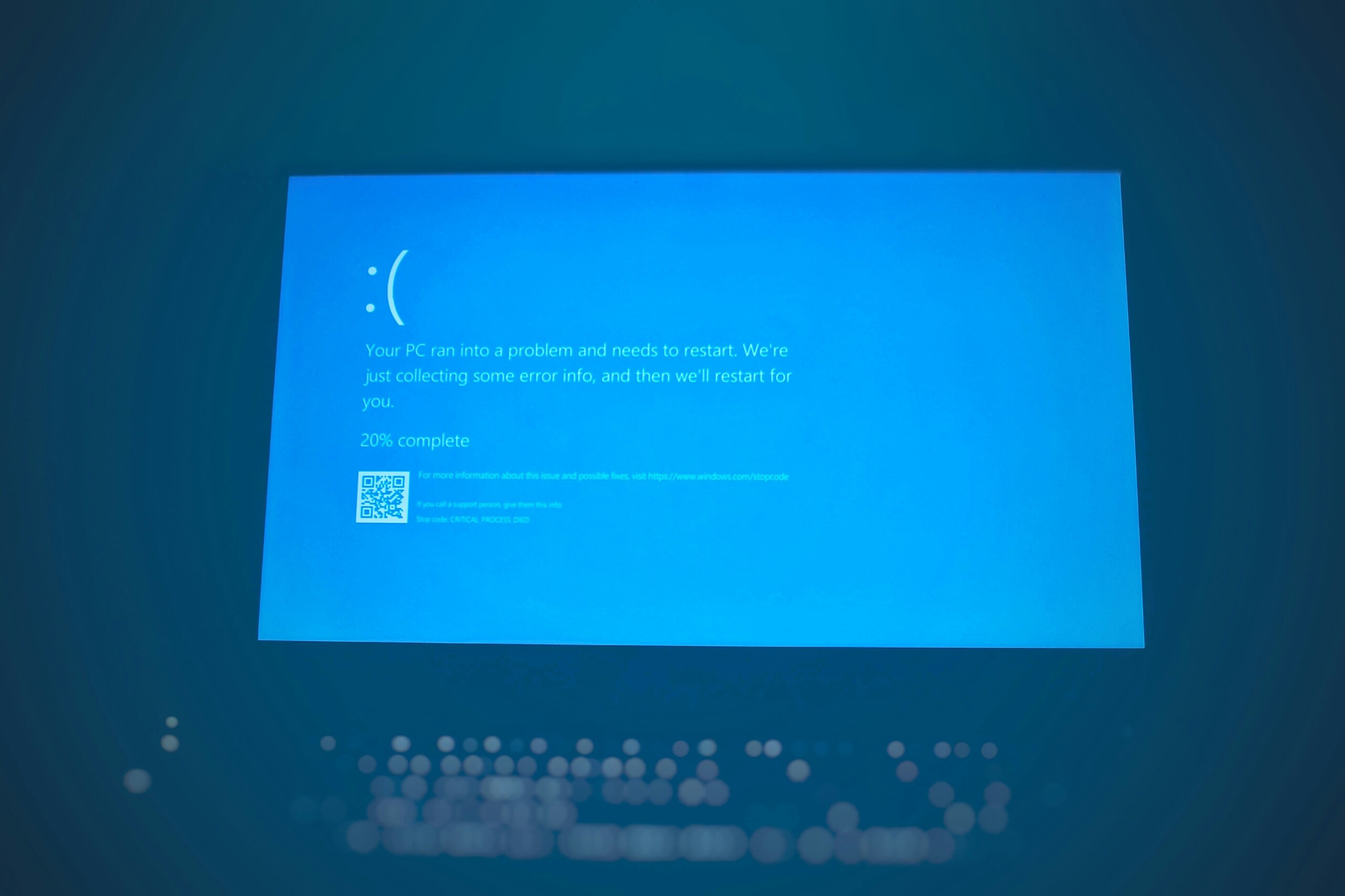 Blue error screen on a computer, illustrating a cyber attack